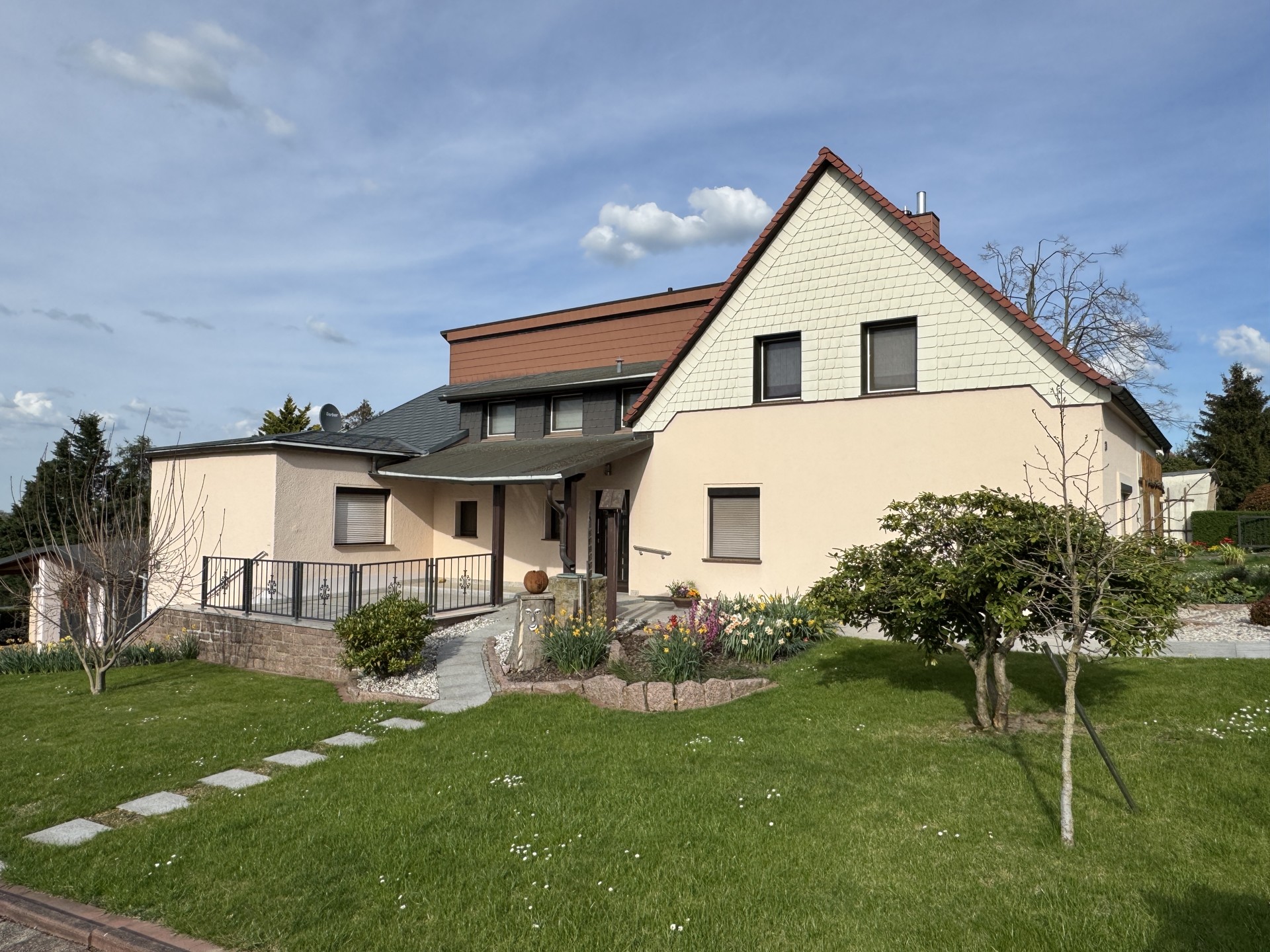 Einfamilien-Doppelhaushälfte in beliebter Lage mit herrlichem Grundstück